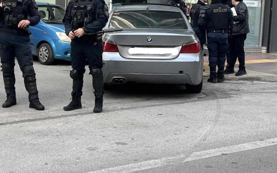 Two Turkish nationals arrested with gun in car