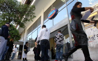 Greek unemployment falls 5.7% y-o-y