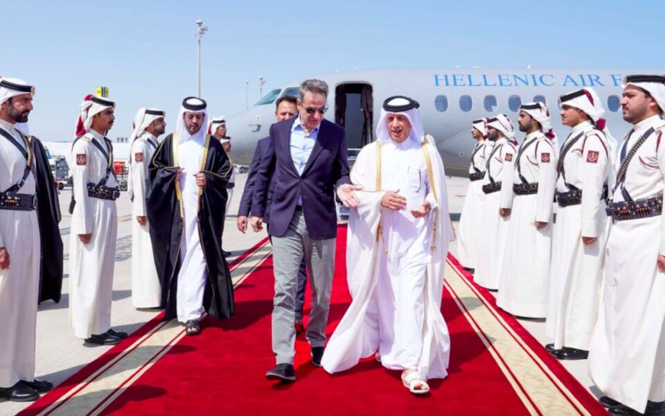 Mitsotakis in Doha to discuss Gaza, Red Sea with Emir of Qatar