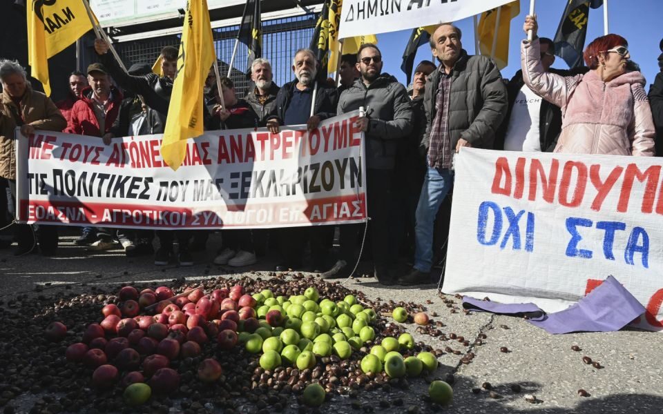 Farmers dump produce in Thessaloniki and promise to escalate protests