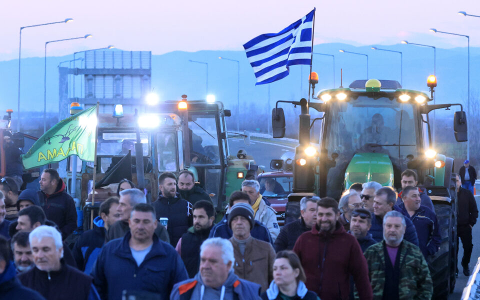 Farmers insist on bringing tractors to Athens