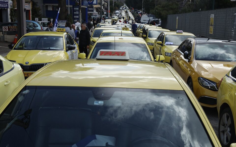 Striking cabbies drive across Athens to ministry