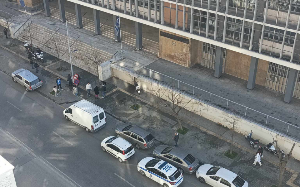 Explosive experts defuse a parcel bomb sent to Thessaloniki judge