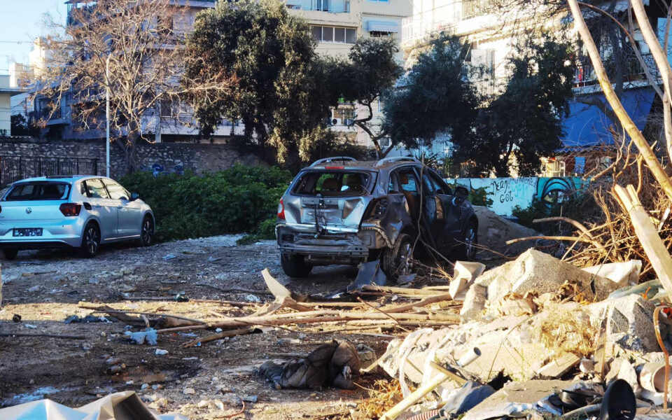 Bomb blast damages gas station in Piraeus