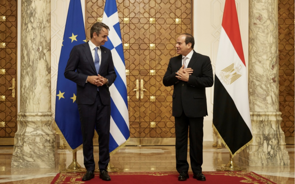 Mitsotakis, other EU leaders to talk migration in Cairo Sunday