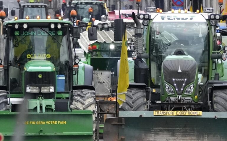 Farmers again block Brussels to protest EU policies