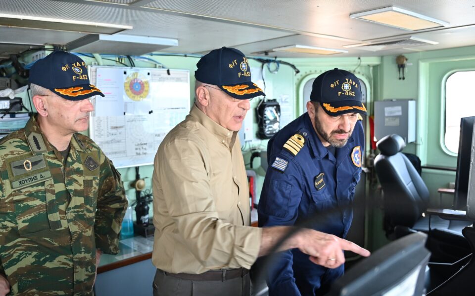 Dendias visits Greek frigate in Red Sea mission