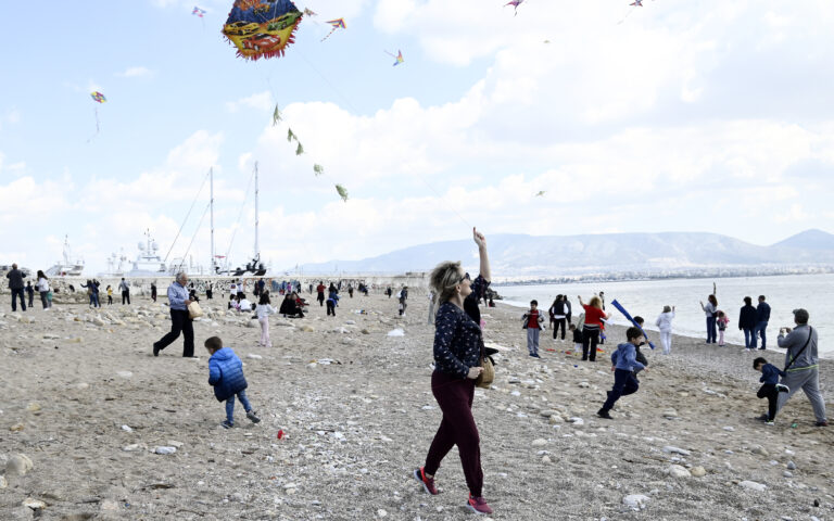 Greeks celebrate Clean Monday, start of Lent with kite-flying, picnics, music