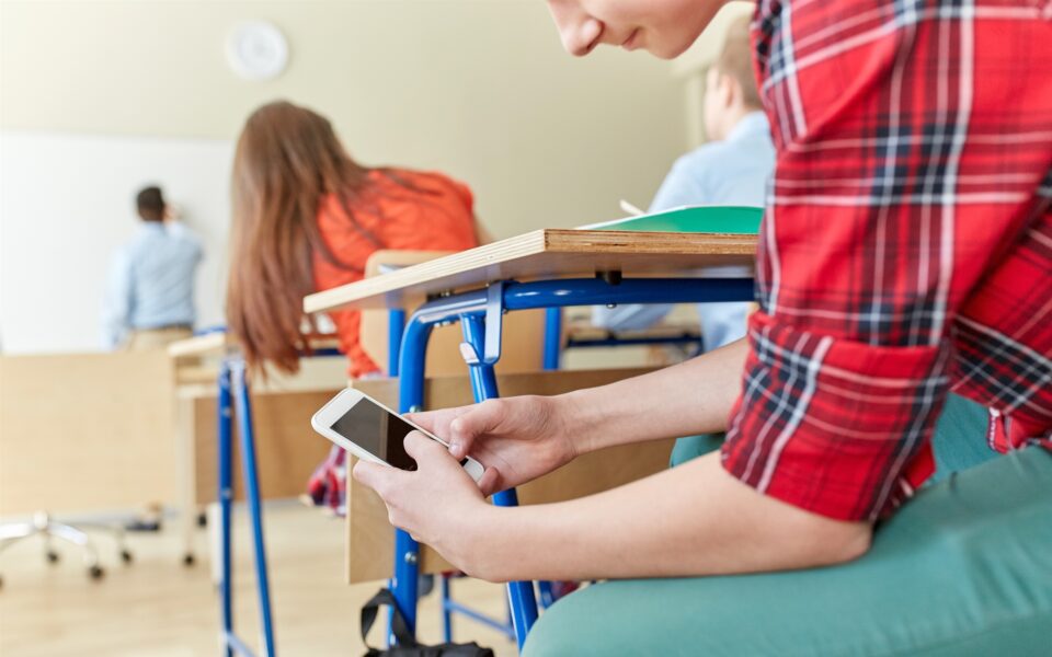 Teens agree less cell use, better grades