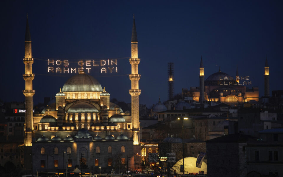A Turkish artisan has kept the Istanbul skyline lit during Ramadan for decades. He may be the last
