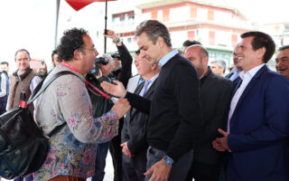 Greek PM meets Turkish tourists amid arrivals surge on Lesvos