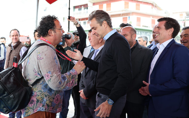 Greek PM meets Turkish tourists amid arrivals surge on Lesvos