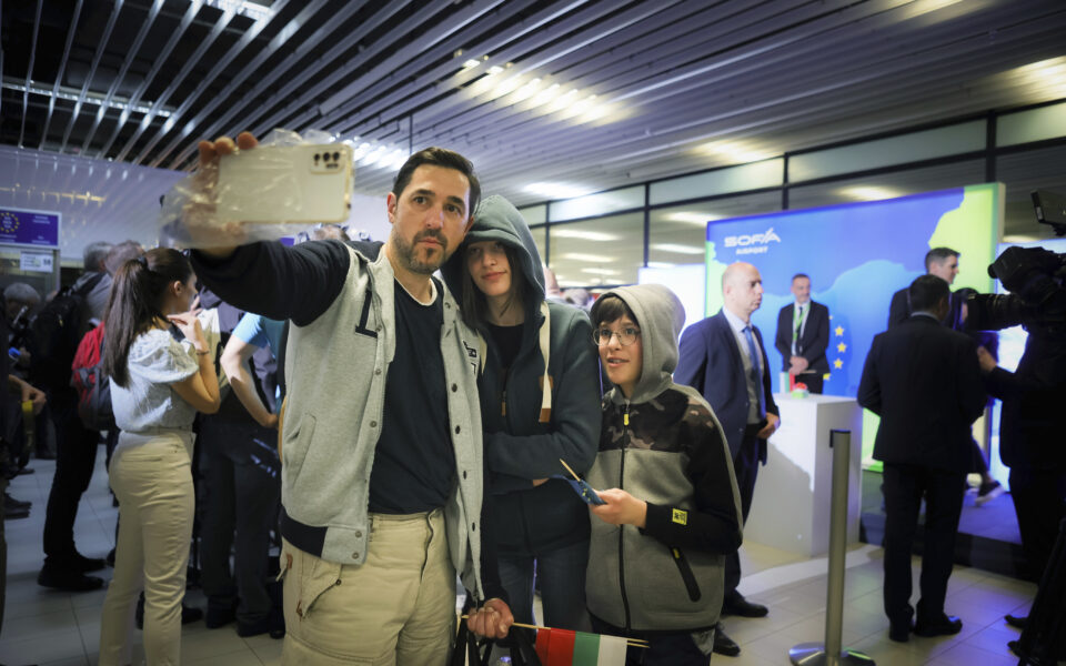 Passport checks for air travelers lifted as Bulgaria and Romania join EU’s Schengen