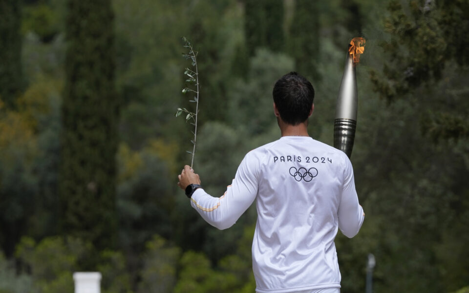 Flame to pass by Bataclan, Shoah Memorial, Paris mayor says | eKathimerini.com