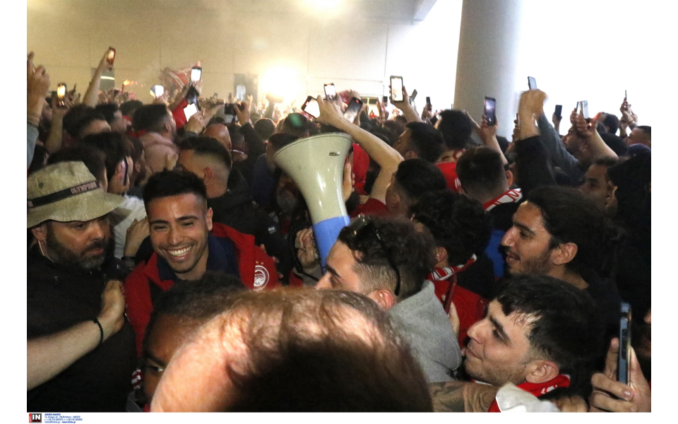 Olympiakos players get hero’s welcome after Istanbul