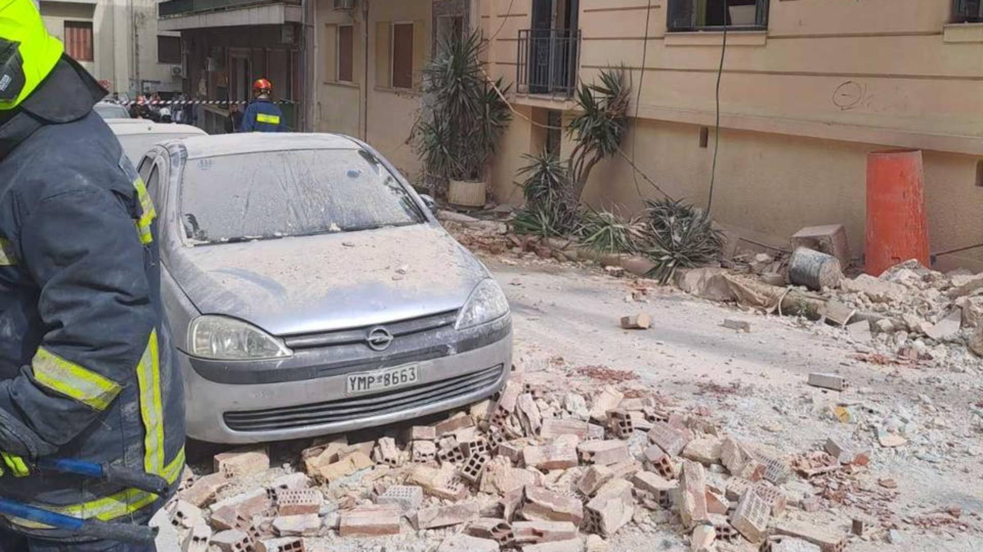one-dead-three-injured-in-piraeus-building-collapse0