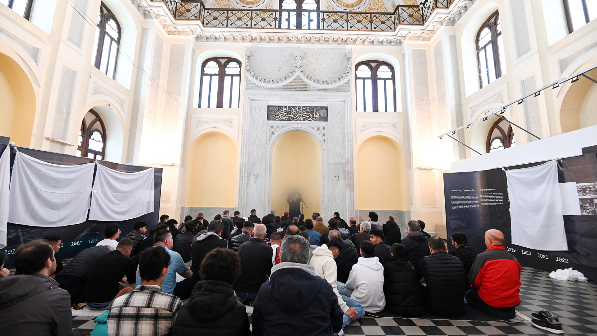 eid-al-fitr-prayers-held-at-yeni-mosque-under-tight-security1