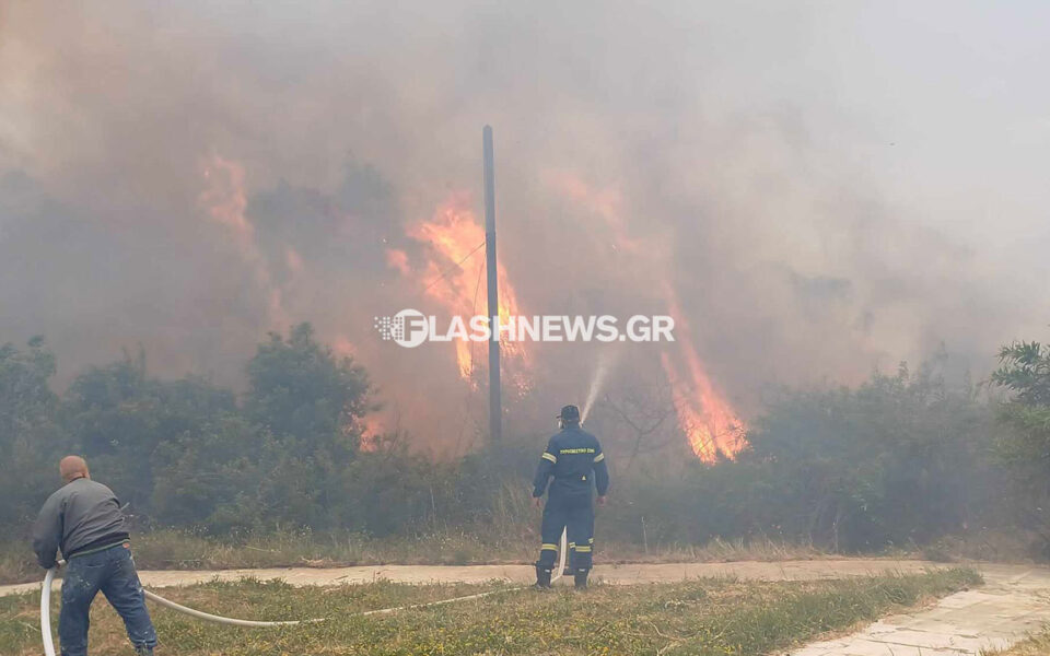 Fire breaks out near Crete’s Souda Naval Base, settlement  evacuated