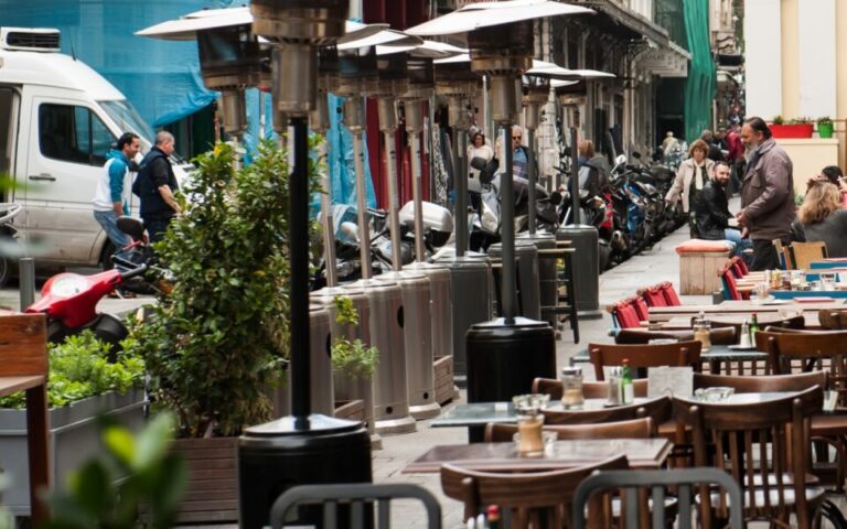 Orders to remove illegal table seating in public places in Athens up 54%