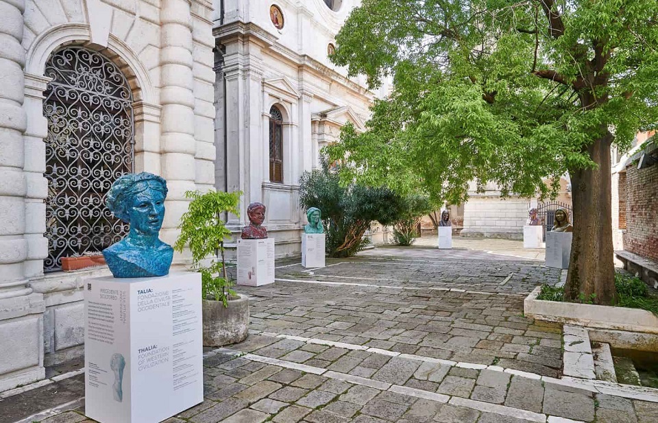 Greek sculptor captures historical milestones in Venice show image